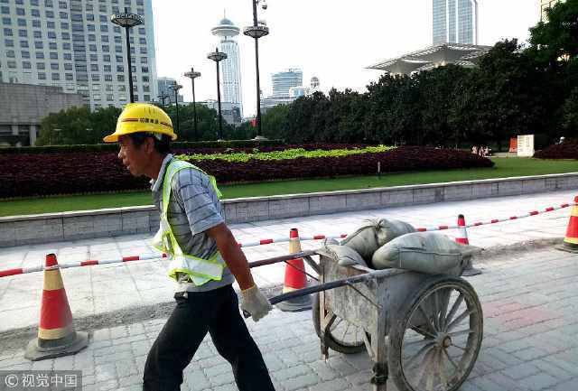 澳门新葡澳京官网这就是农民工！上海人民广场地面铺大理石酷暑干活汗流浃背！