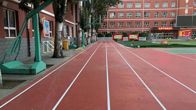 澳门新葡澳京官网塑胶跑道施工流程丨为什么学校需要定期为塑胶跑道浇水？(图3)